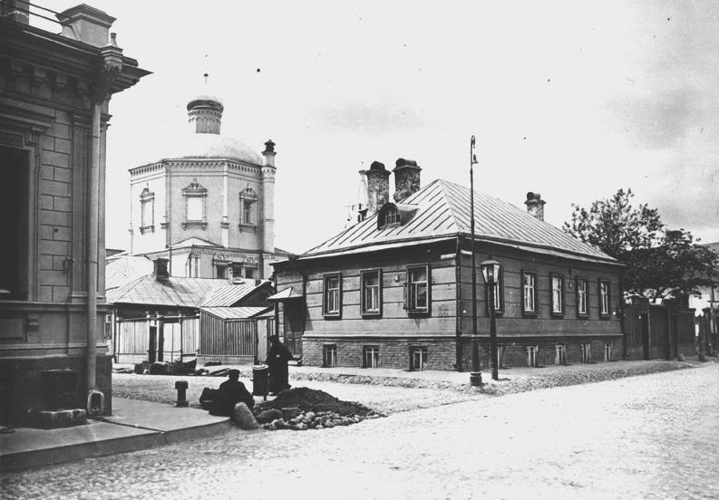 Пересечение 1-го и 2-го Неопалимовских перулков, 1913 г. Виден храм Иконы Богоматери Неопалимая купина. Фото: oldmos.ru