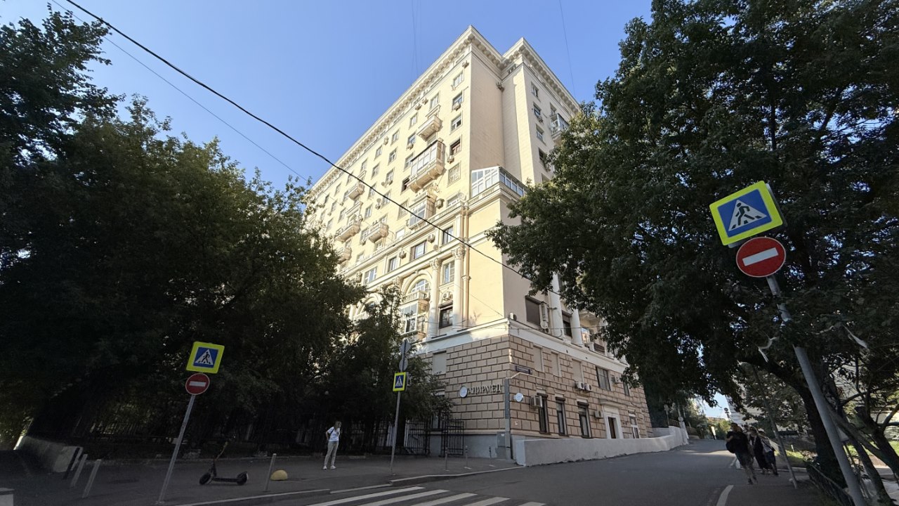 Одно из первых зданий в стиле сталинского ампира в Москве. Фото: Мир Квартир