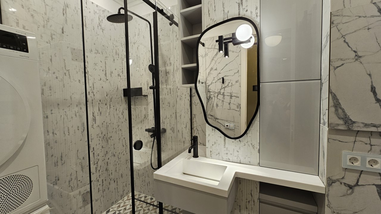 Шкафчик удобно размещать над раковиной. Фото: Мир Квартир