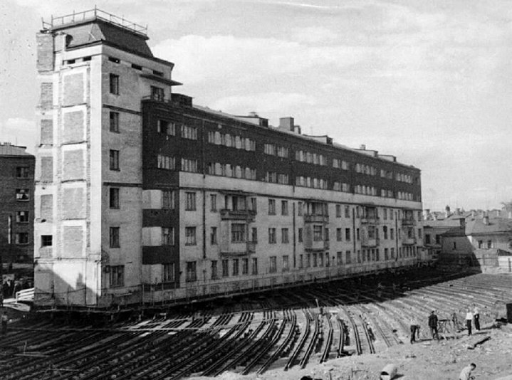 Когда дом передвигали по рельсам, для жильцов провели временные водопровод,  свет, газ и радио. Фото: pastvu.com