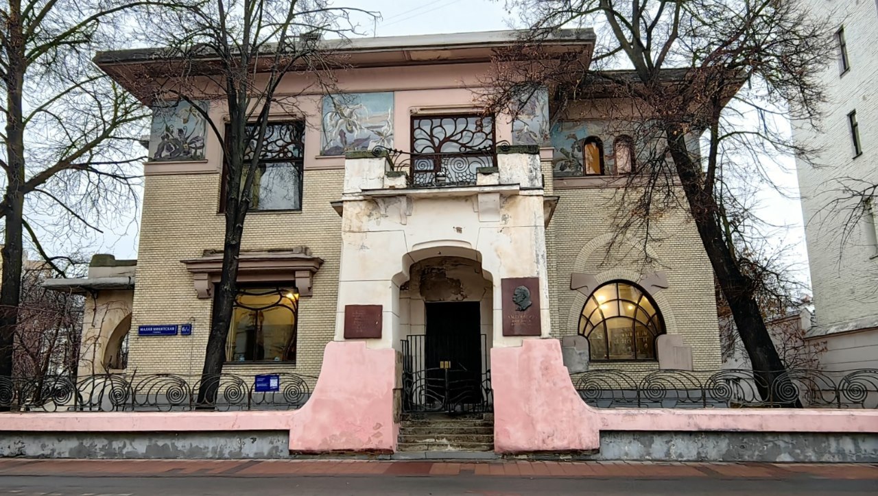 Свет, проходя через витражи, усиливал ощущение фантастического мира, созданного Шехтелем. Фото: Мир Квартир