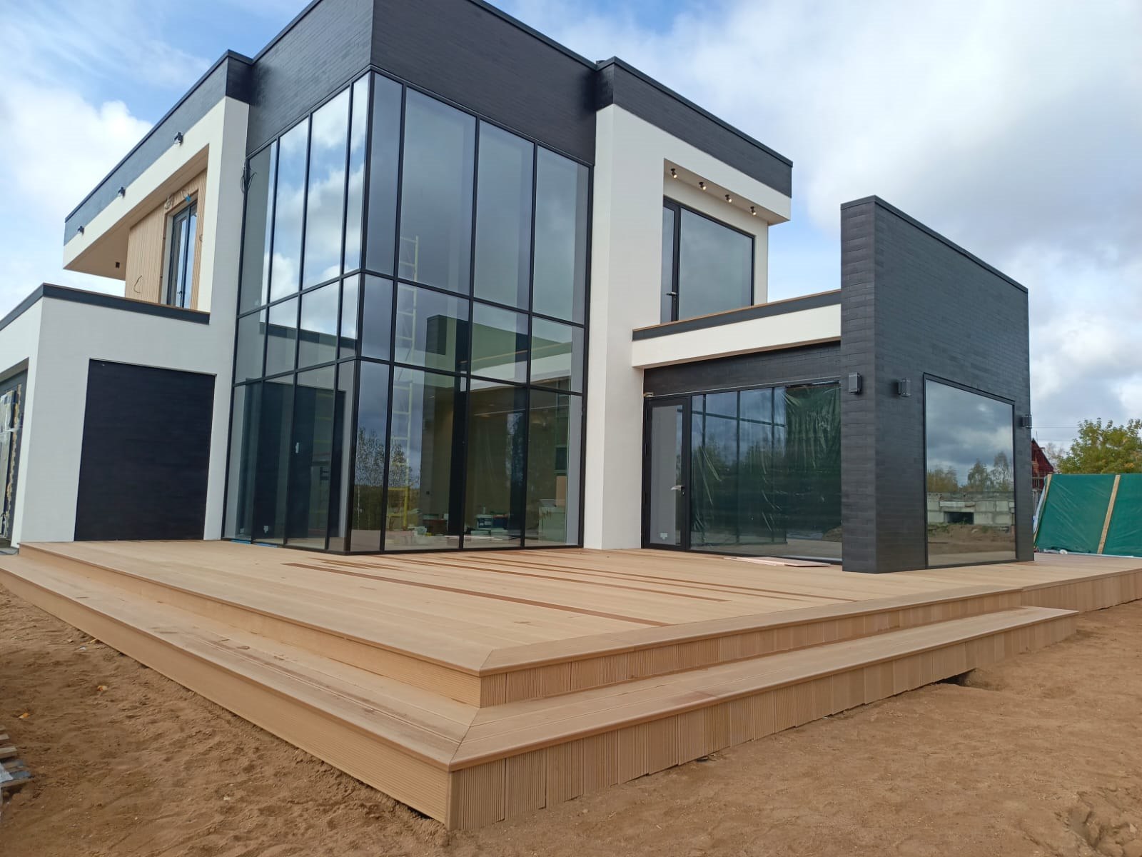 Светлый цвет террасы визуально расширяет пространство. Фото: Woodgrand