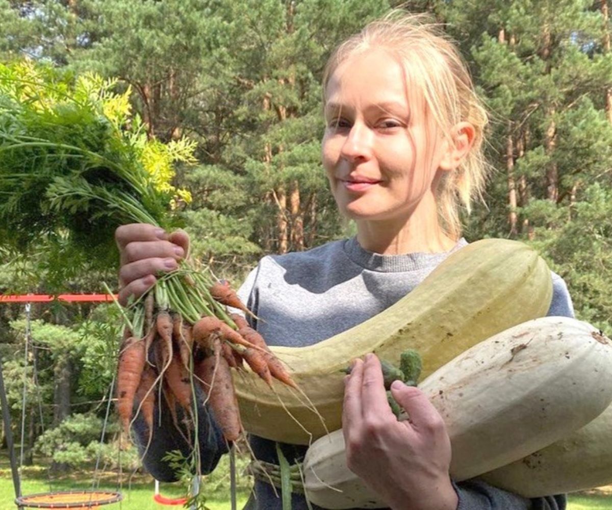 Трава у дома Юлии Пересильд. Перец, морковка и космический купол на огороде  — статьи и обзоры жилья знаменитостей в журнале МИР КВАРТИР